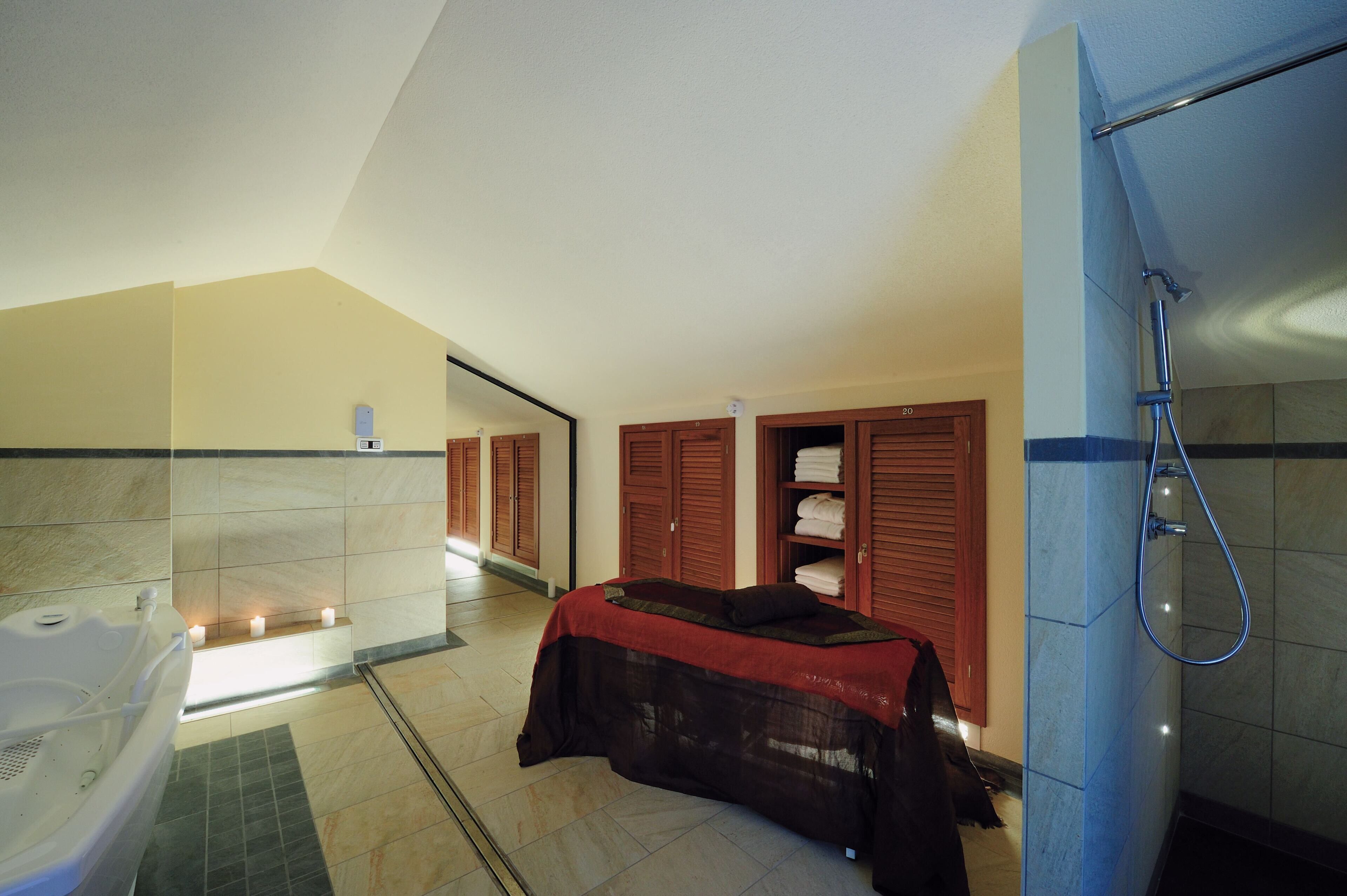 couples treatment room(s), sauna, hot tub, steam room