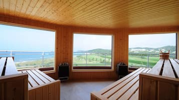 Salas de tratamiento para parejas, un sauna, una bañera de hidromasaje