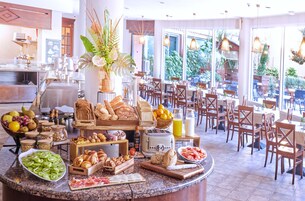 Daily buffet breakfast (EUR 16.5 per person)