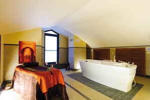 Salas de tratamiento para parejas, sauna y tina de hidromasaje 