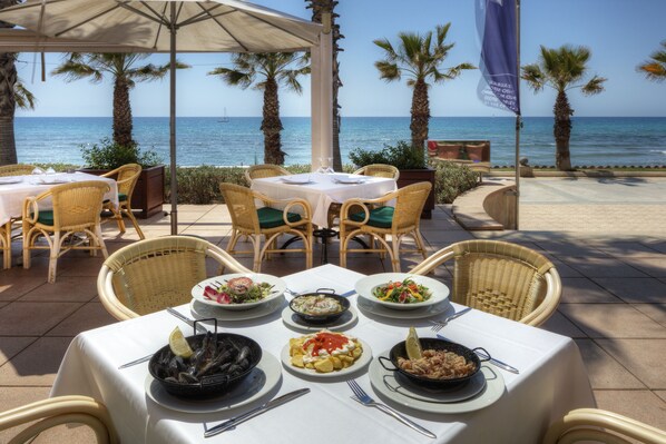 3 restaurants, lunch, dinner served; local and international cuisine 