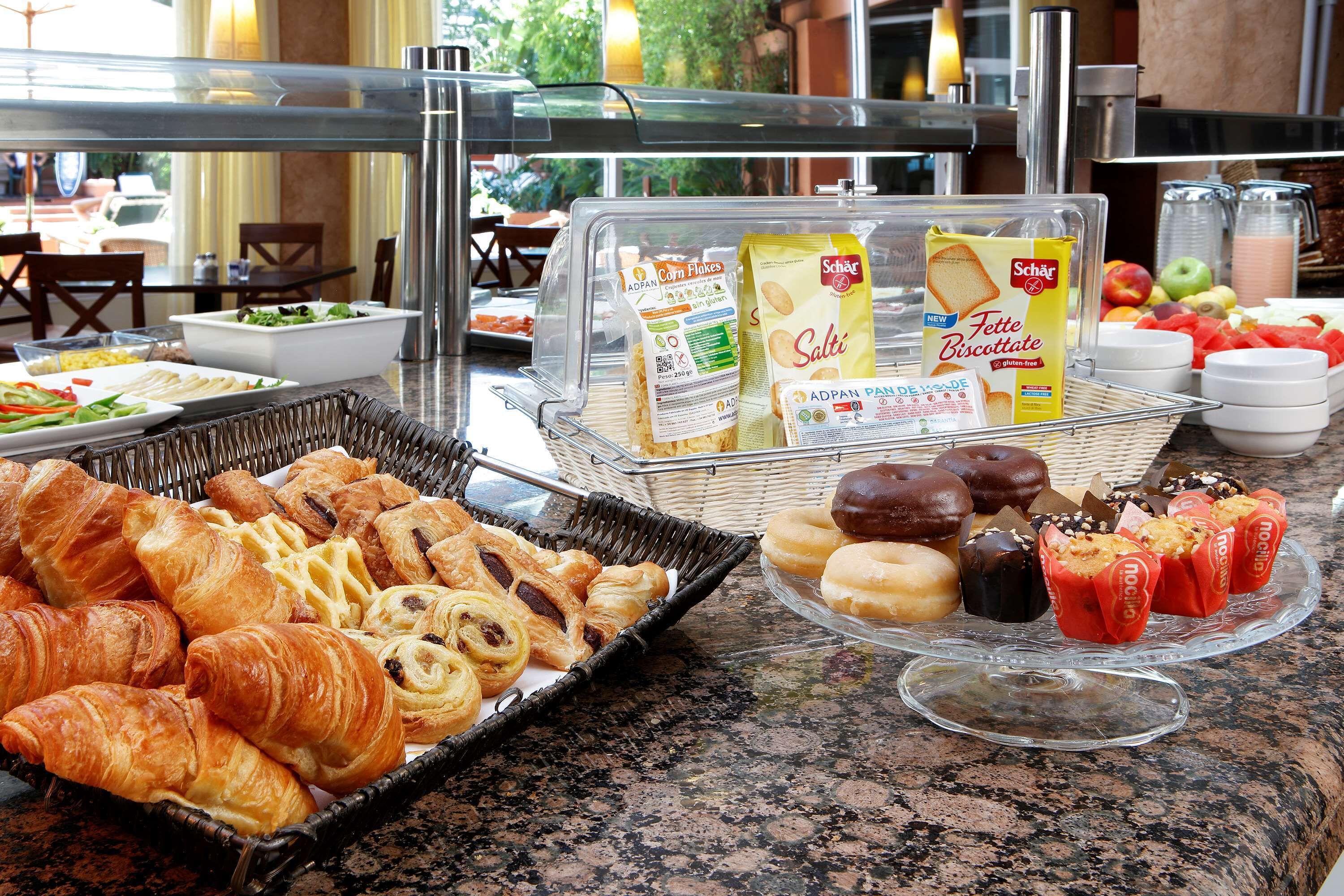 Un bufé con diversos pasteles y productos para el desayuno.
