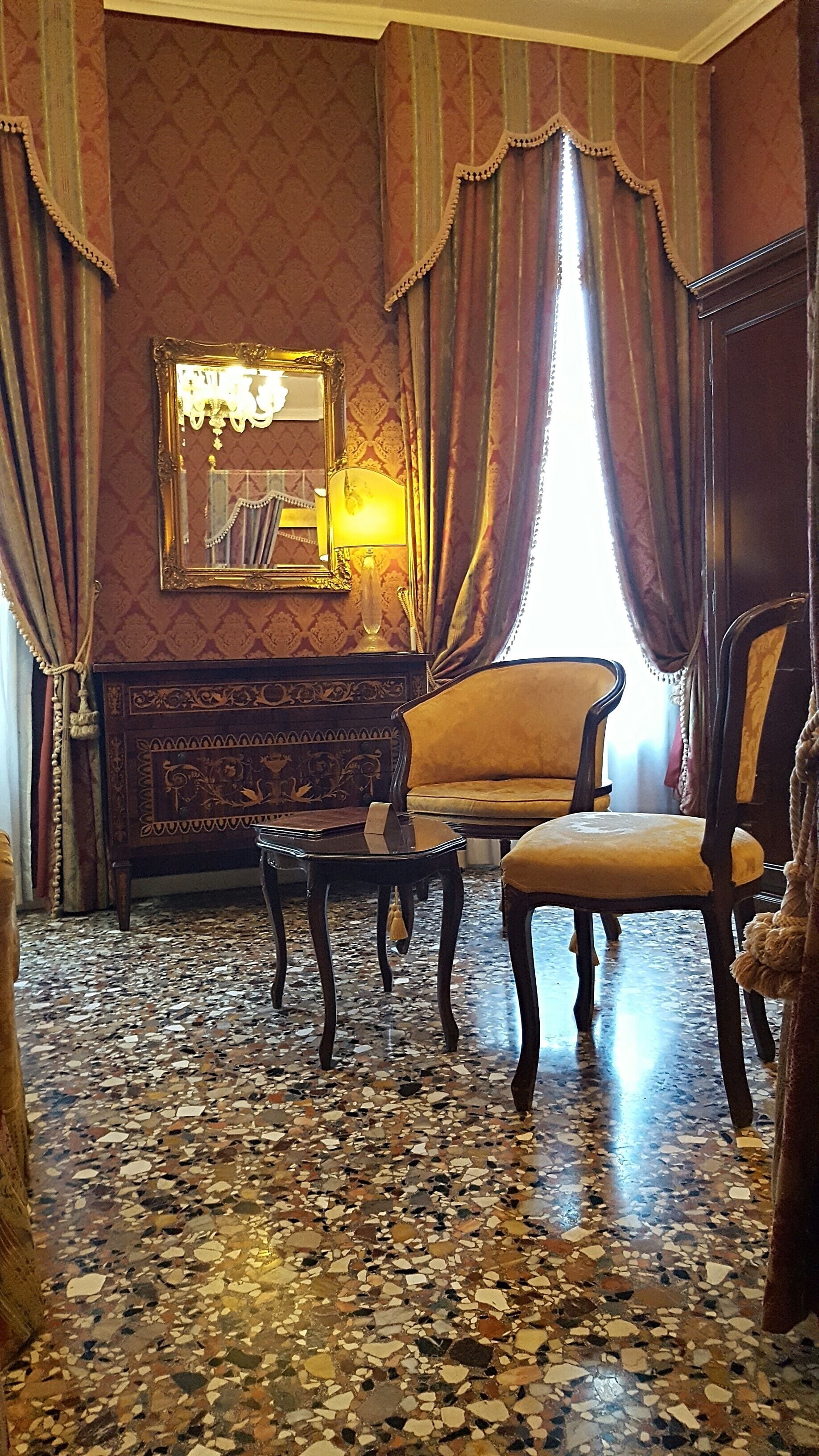 迷你吧、客房内保险箱、办公桌、折叠床/加床（额外收费）