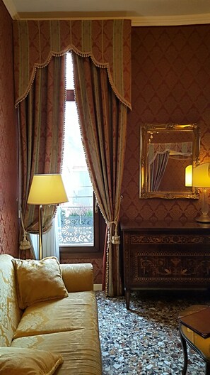 Junior Suite | Bar mini, peti besi dalam bilik, meja, katil lipat simpan/tambahan 