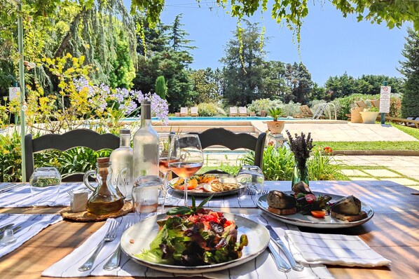 Serviço de almoço e jantar; culinária italiana, vistas para a piscina
