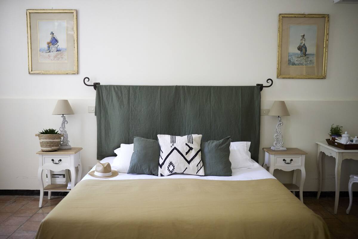 Chambre Familiale | Seprai premium, brankas, meja kerja, dan tirai kedap cahaya