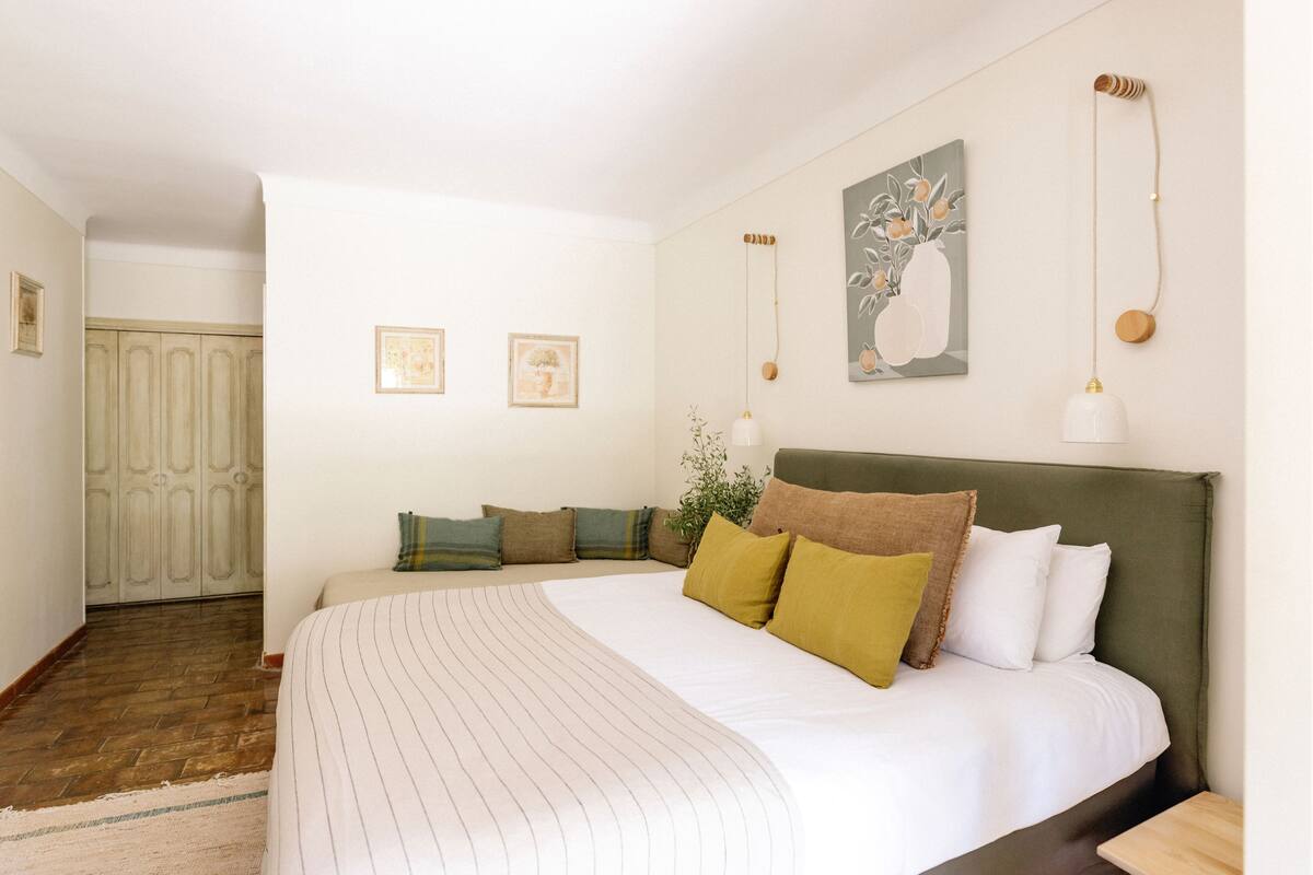 Cosy Double Terrasse | Seprai premium, brankas, meja kerja, dan tirai kedap cahaya