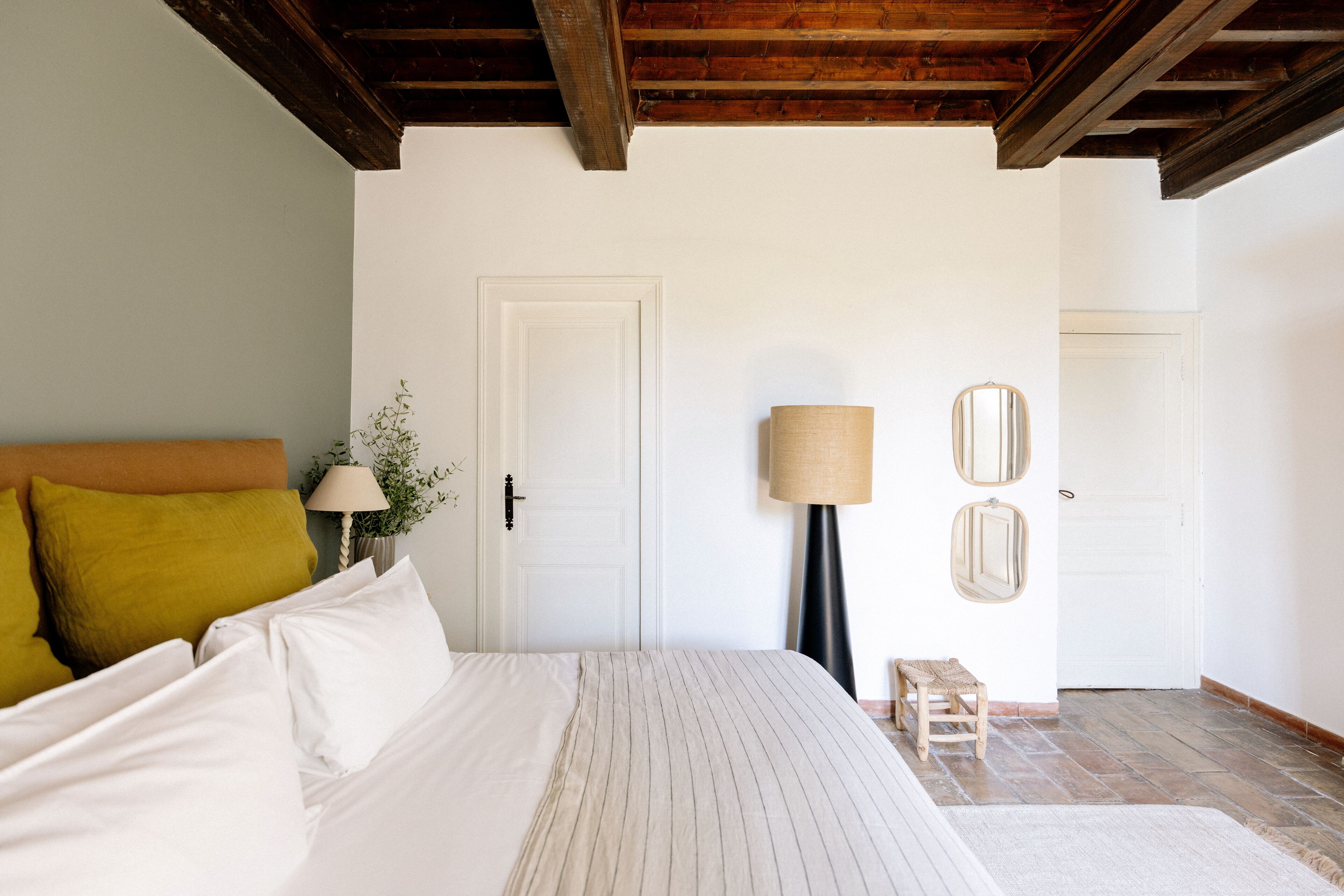 Supérieure Double Mas | Ylelliset vuodevaatteet, tallelokero huoneessa, työpöytä, pimennysverhot