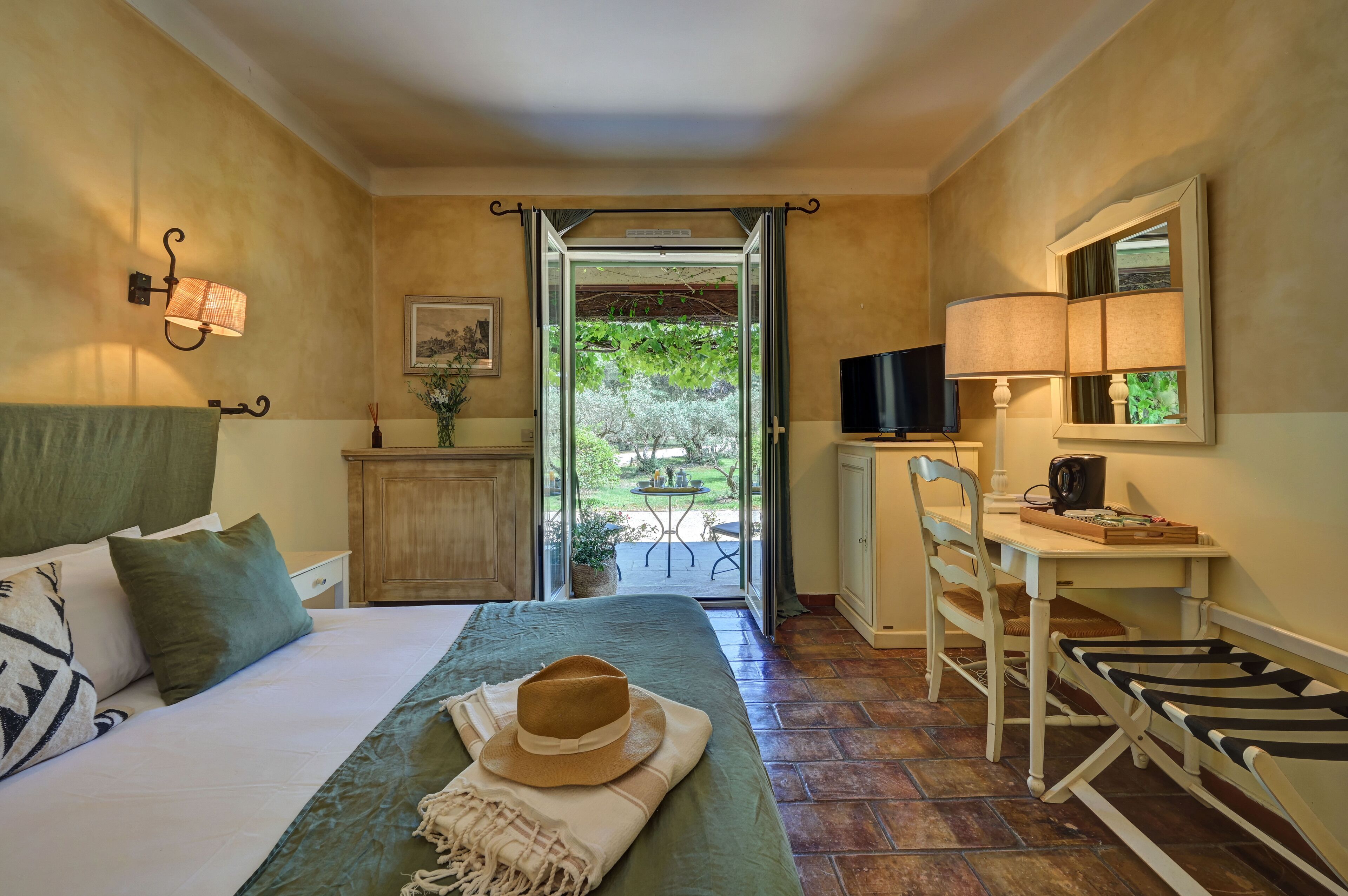 Cosy Double Terrasse | Premium bedding, in-room safe, desk, blackout drapes