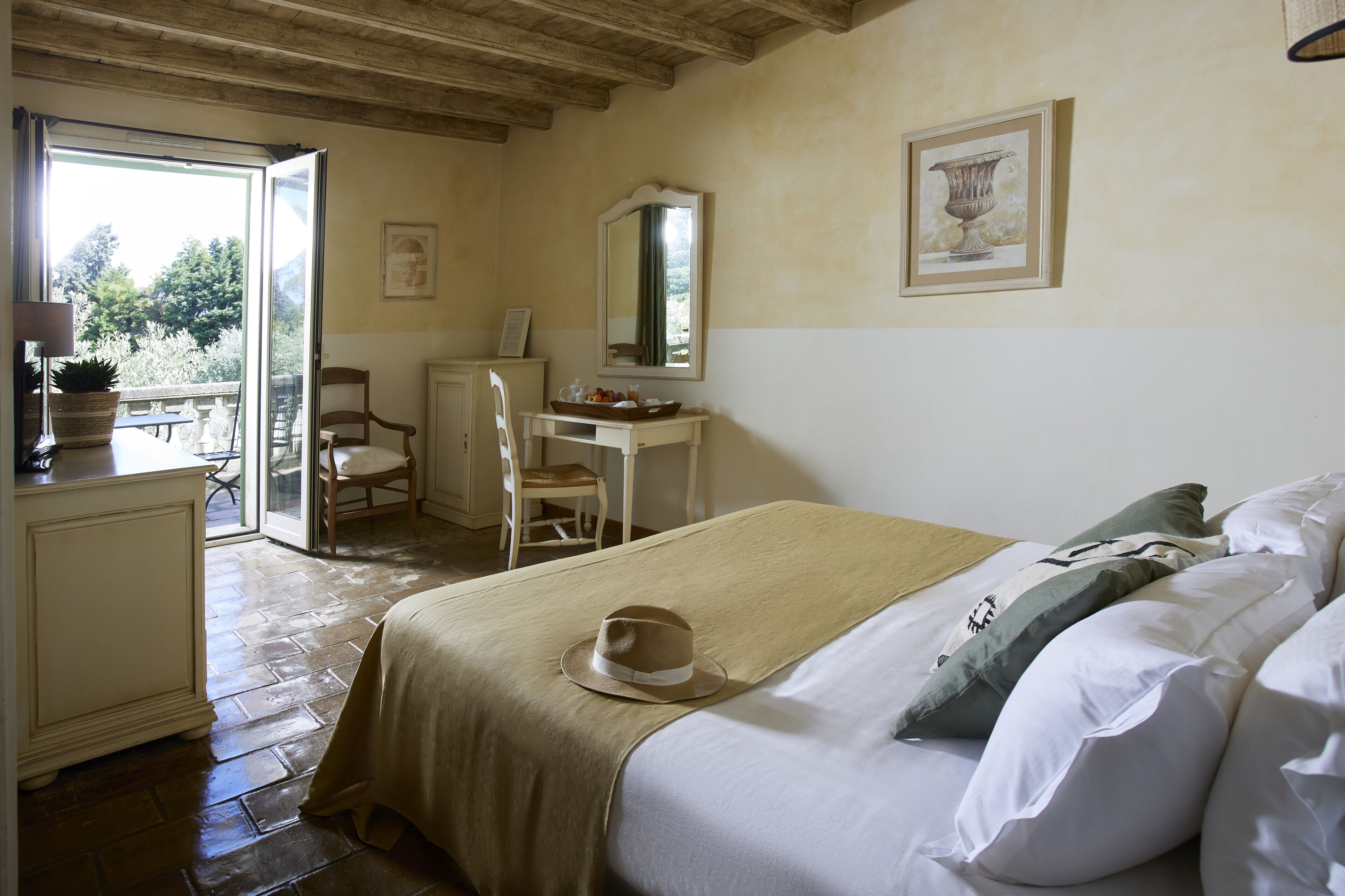 Une chambre à coucher avec un lit, un bureau, une chaise et une fenêtre.