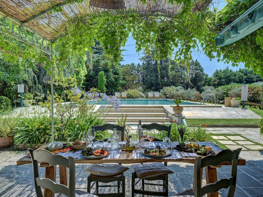 Déjeuner et dîner servis sur place, vue sur la piscine