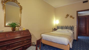Un dormitorio con cama, cómoda, espejo y una planta en maceta.