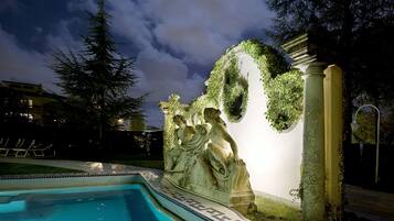 Innenpool, Außenpool, Sonnenschirme, Liegestühle