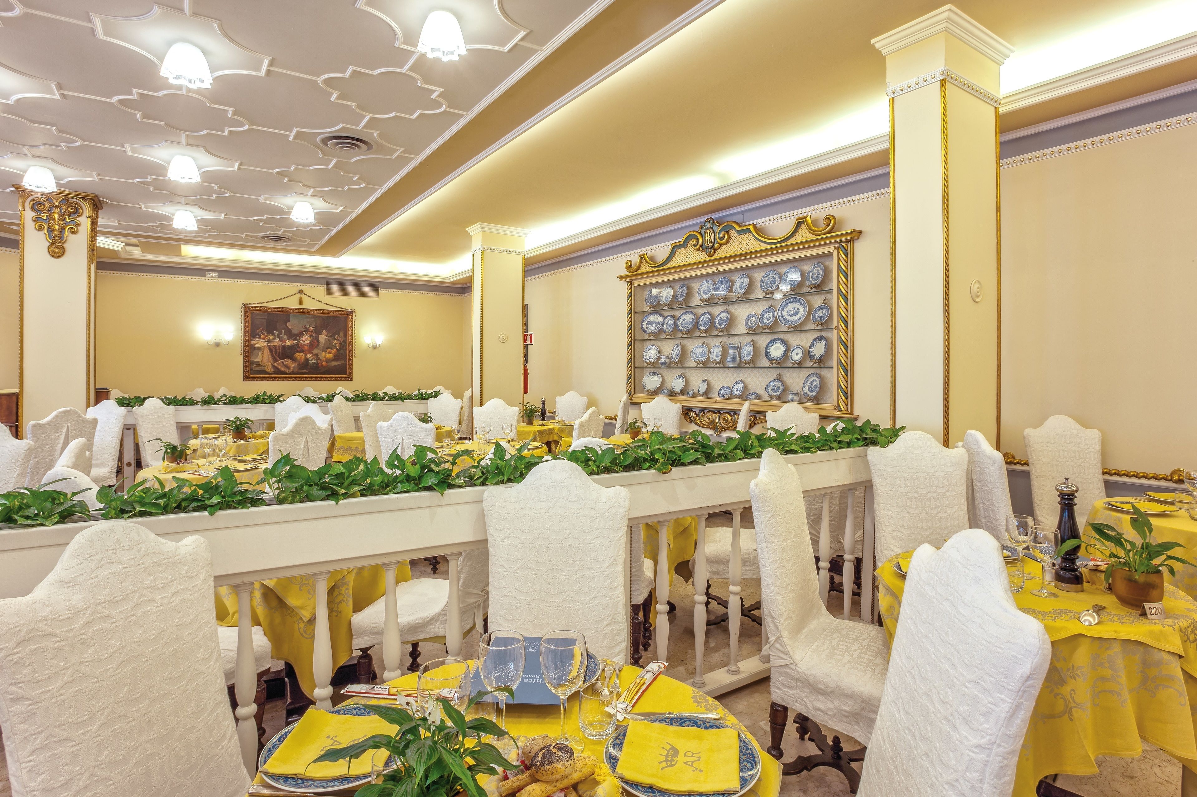 2 restaurants, lunch, dinner served; italian cuisine