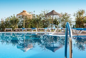 Piscina interna, 4 piscinas externas, espreguiçadeiras