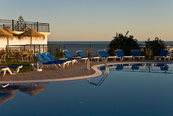 Piscine couverte, 4 piscines extérieures, chaises longues