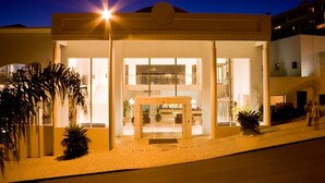 A hotel entrance with a glass facade, a reception desk, and a staircase leading to the upper floors. - Cerro Mar Atlantico & Cerro Mar Garden (Albufeira)