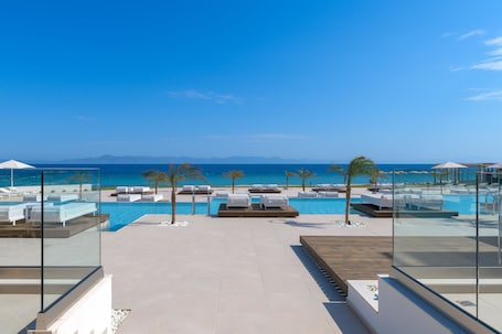 3 Außenpools, Sonnenschirme, Liegestühle. Sun Beach Resort