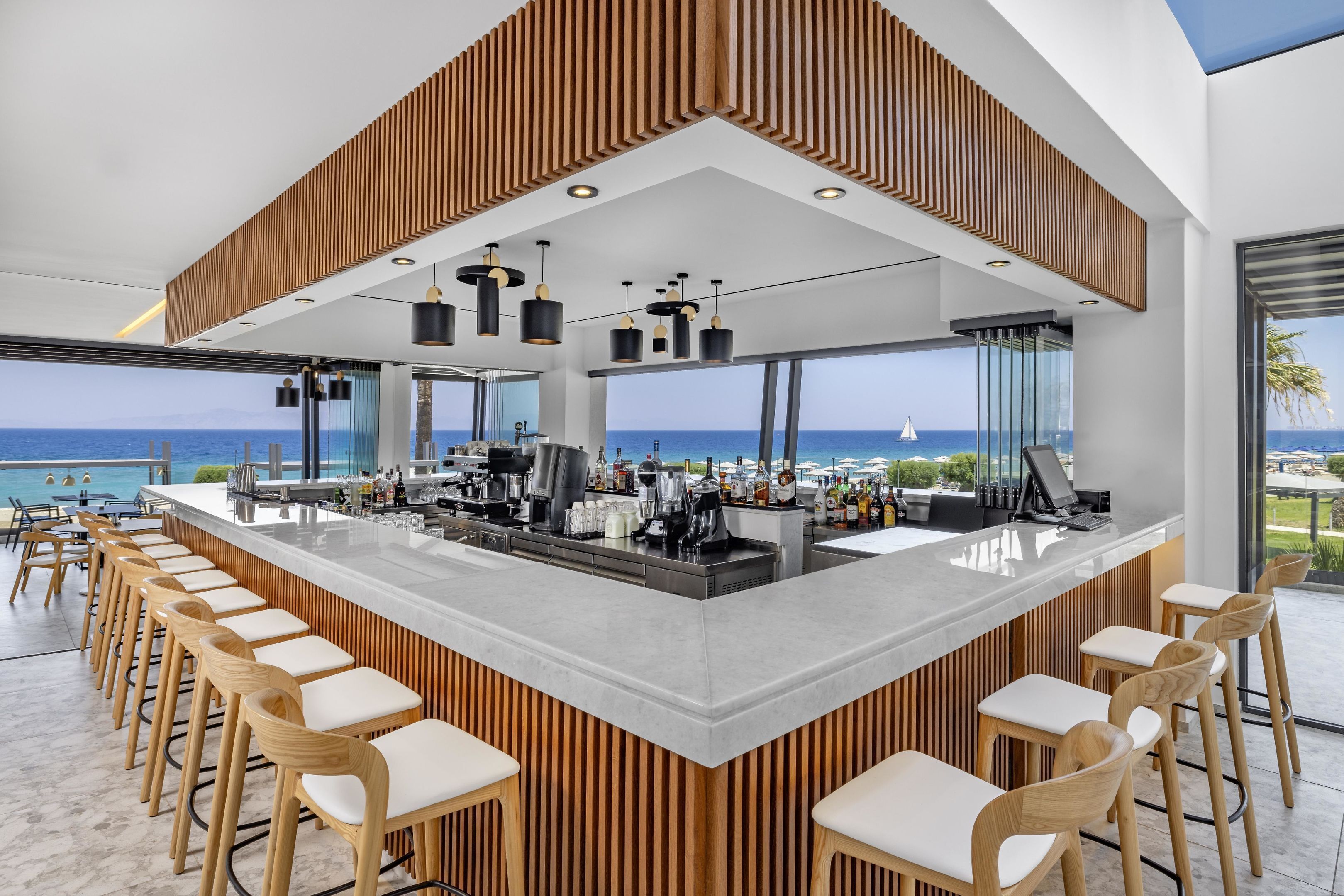 5 bares, 2 bares junto a la piscina y bar en la playa