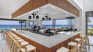 5 bares, 2 bares junto a la piscina y bar en la playa