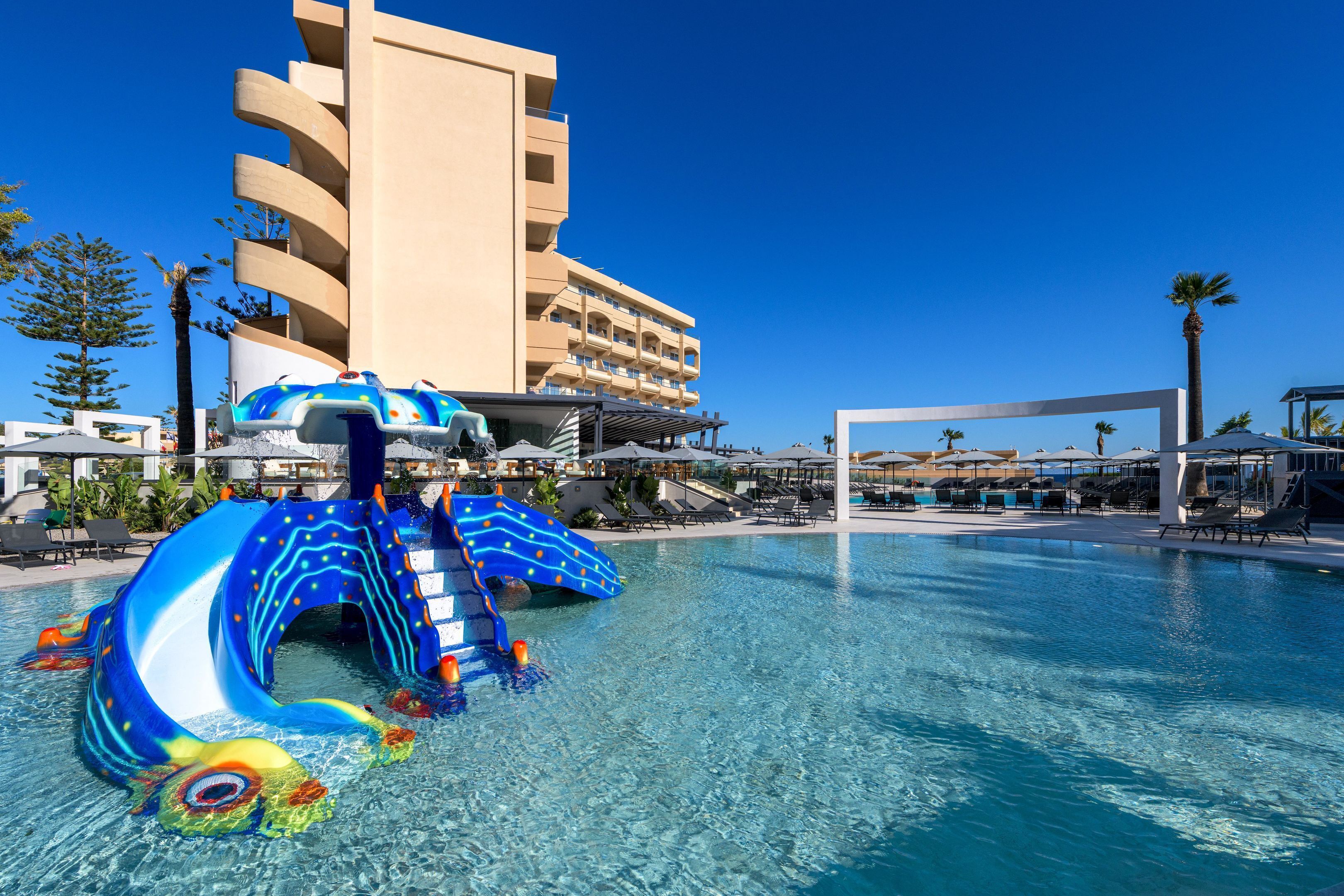 3 outdoor pools, pool umbrellas, pool loungers
