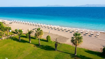 Plage privée, chaises longues, parasols, serviettes de plage