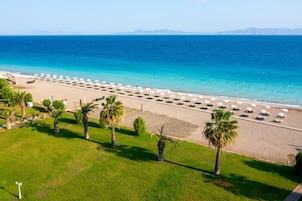 Playa privada, sillas reclinables de playa, sombrillas, toallas de playa