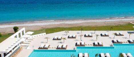 3 piscines extérieures, parasols de plage, chaises longues
