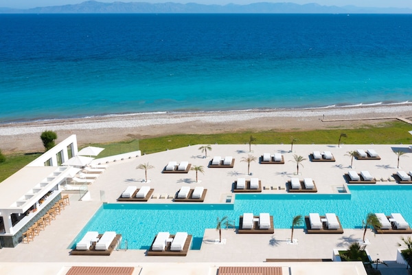 3 piscinas al aire libre, sombrillas, sillones reclinables de piscina