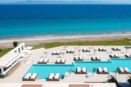 3 室外游泳池,池畔遮阳伞,日光浴躺椅. 阳光海滩度假村