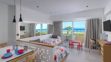 Une chambre d’hôtel moderne dotée de deux lits, d’un coin repas, d’un bureau et d’un balcon offrant une vue sur la mer.