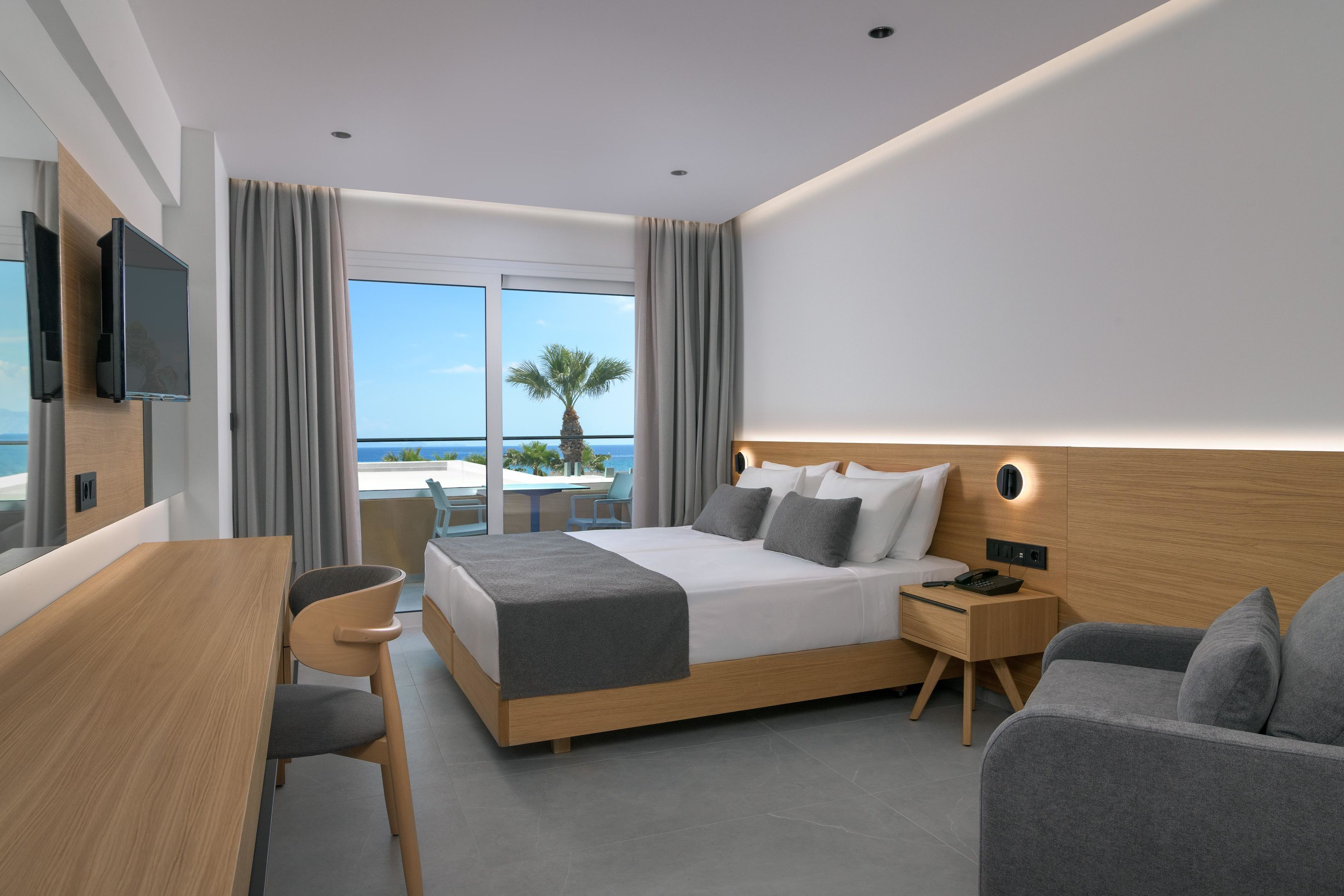 Deluxe Room, Partial Sea View (Beachfront Wing) | Desk, blackout curtains, soundproofing, free WiFi