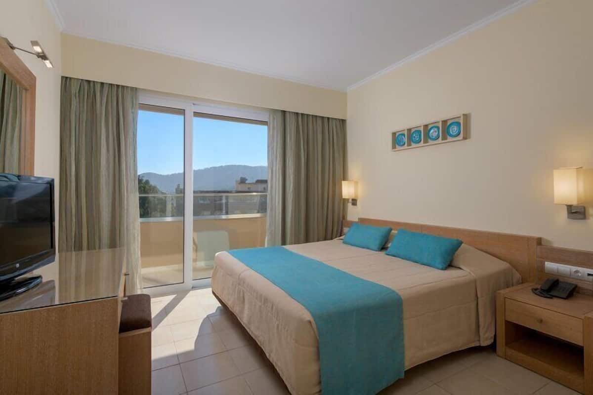 Deluxe Suite, Garden View (Beachfront Wing)