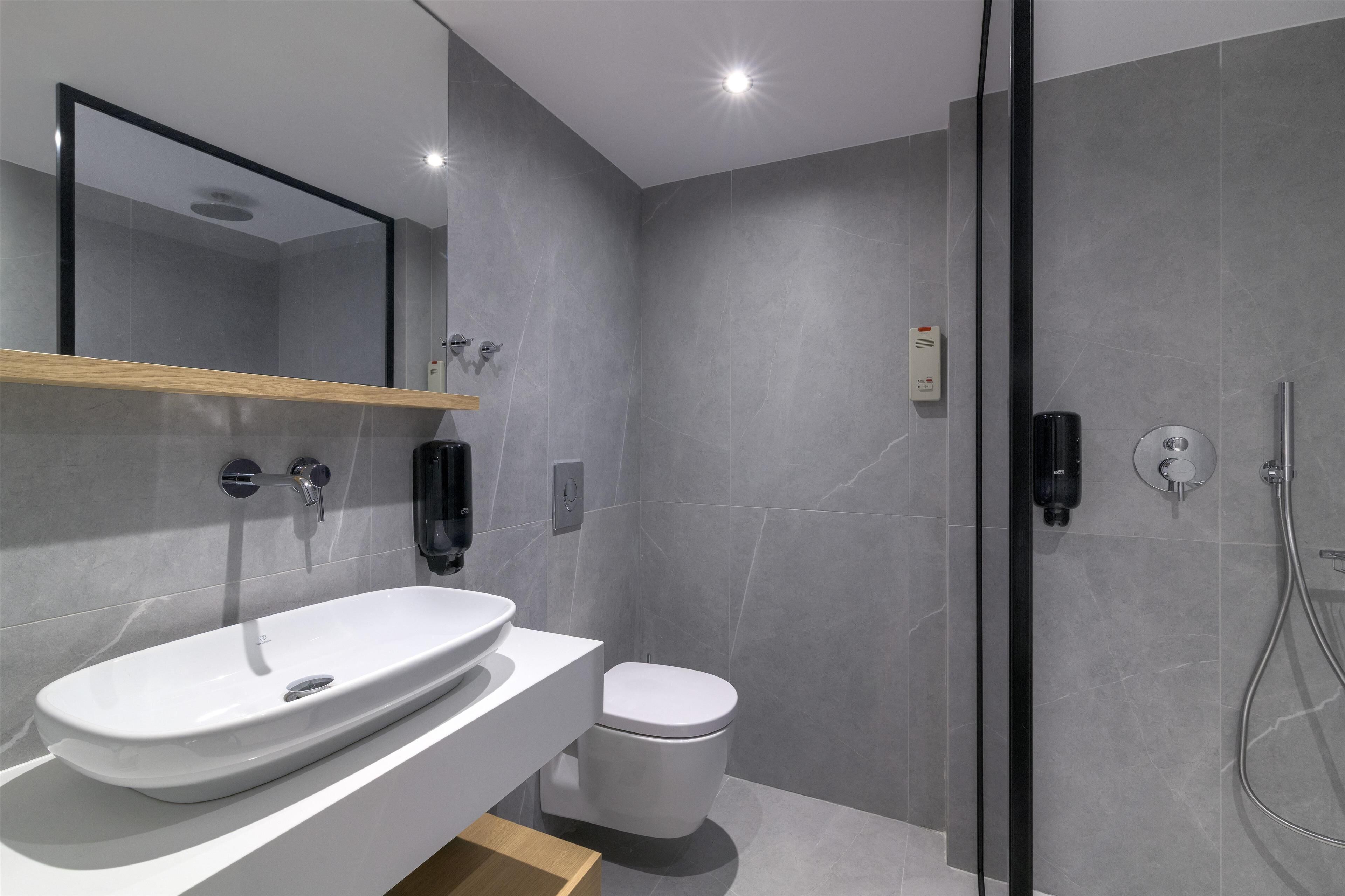 Deluxe Room, Partial Sea View (Beachfront Wing) | Bathroom