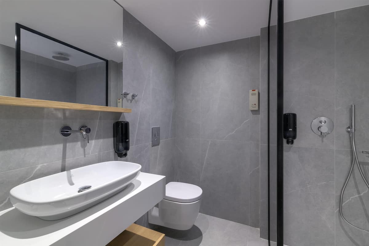 Deluxe Room, Partial Sea View (Beachfront Wing) | Bathroom