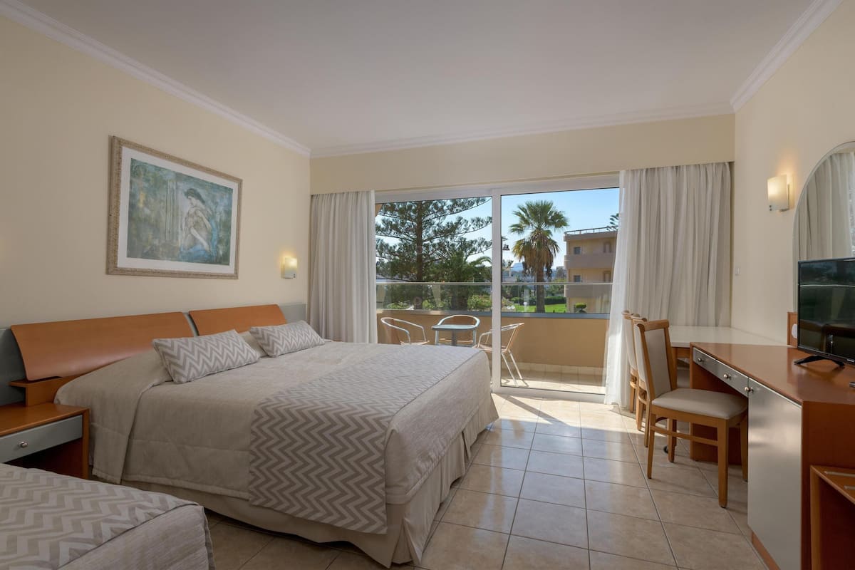 Studio, Garden View | Desk, blackout curtains, soundproofing, free WiFi