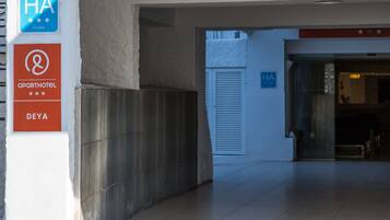 Entrada de hotel con señalización que indica 'Pierre & Vacances' y 'Live'.