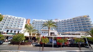 Un hotel grande con múltiples balcones, ubicación frente al mar y un restaurante visible llamado "Brennan's".