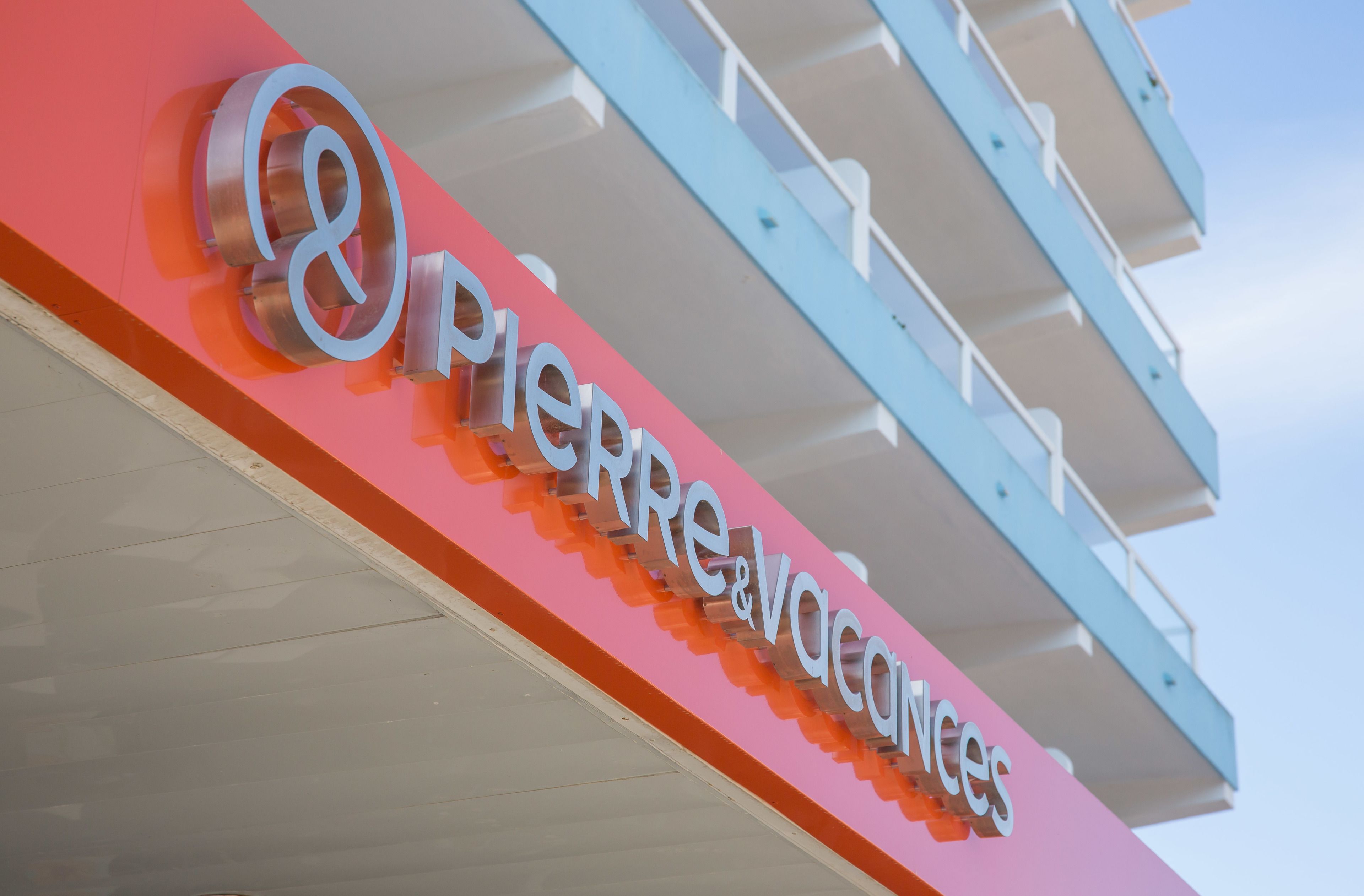 Een hotelschild met de naam 'Pierre & Vacances'.