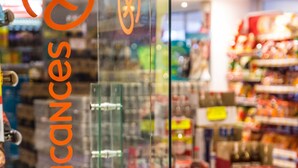 Interior de una tienda con estantes llenos de diversos productos.