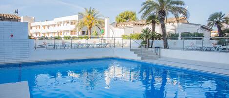 Una piscina al aire libre