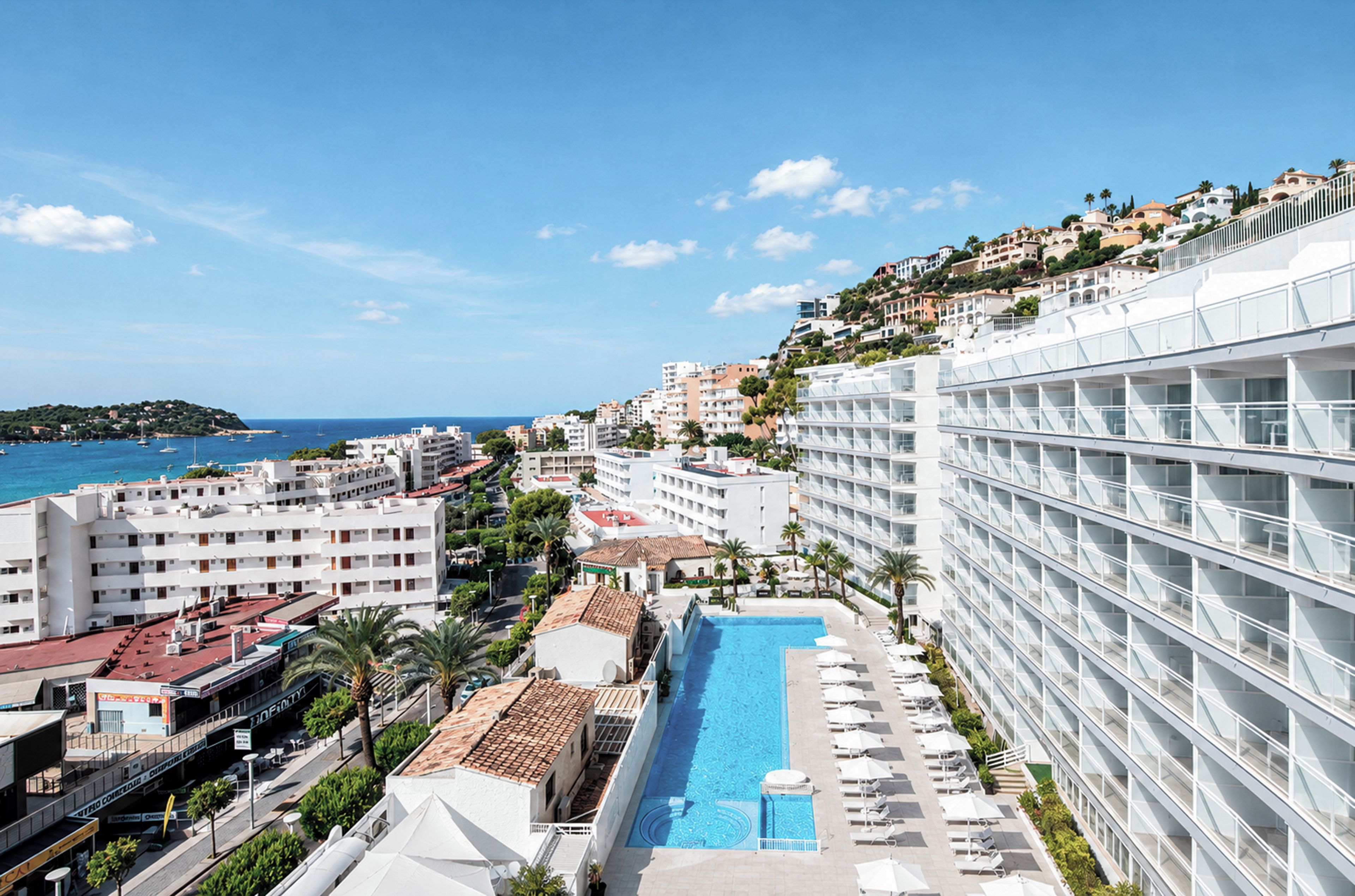 Un hôtel doté d'une piscine, de plusieurs étages et offrant une vue sur la mer.