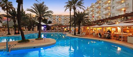 Una piscina al aire libre