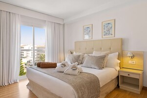 Caja fuerte, escritorio, wifi gratis y ropa de cama