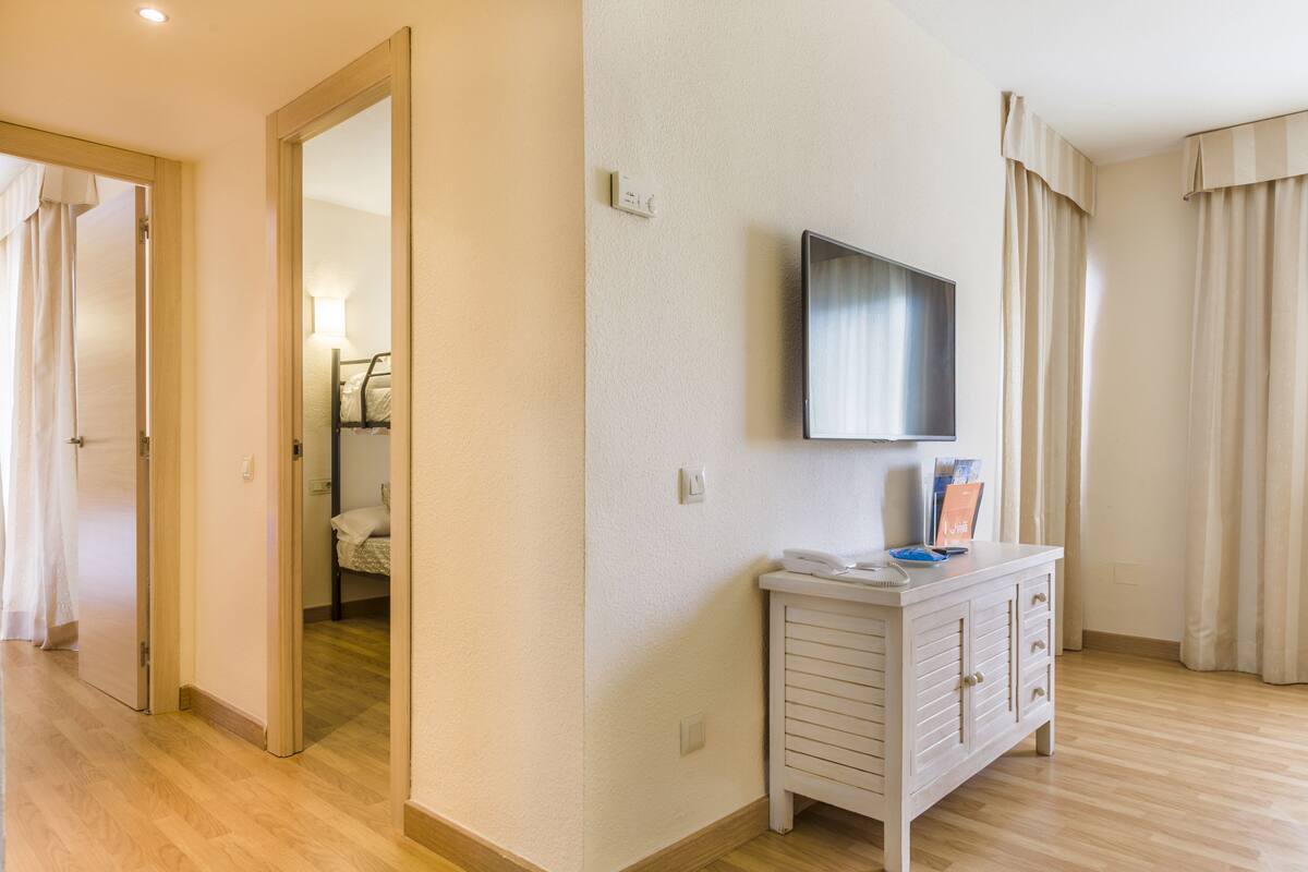 Een kluis op de kamer, een bureau, gratis wifi, beddengoed