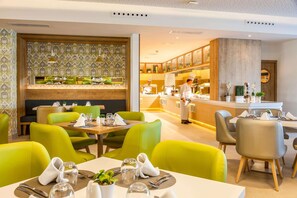 Breakfast, lunch and dinner served - Viva Sunrise (Alcúdia)