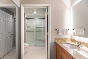 Combined shower/bathtub, free toiletries, hair dryer, towels