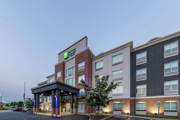 A hotel with a modern design, featuring a prominent sign for the Hampton Inn Express Suites. - Holiday Inn Express Hotel & Suites Woodbridge by IHG (Woodbridge)