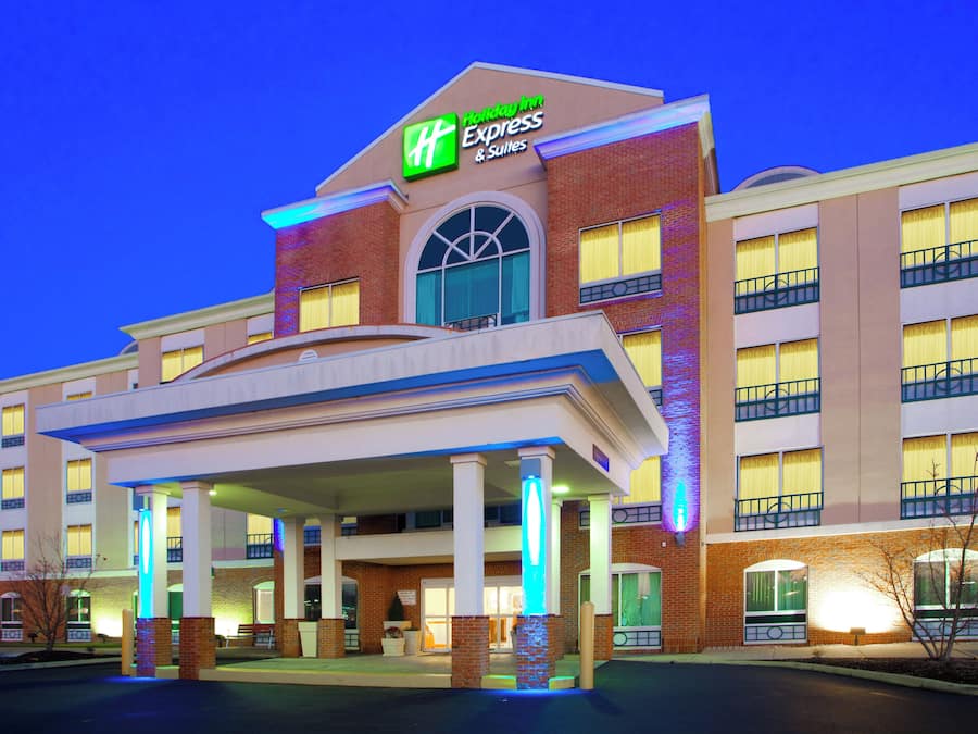 Un hotel Holiday Inn Express con un ingresso ben visibile, diversi balconi e una facciata ben illuminata.