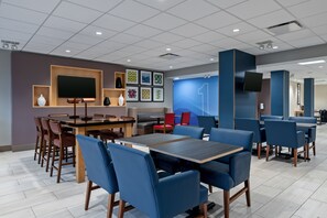 Free buffet breakfast - Holiday Inn Express Hotel & Suites Woodbridge by IHG (Woodbridge)
